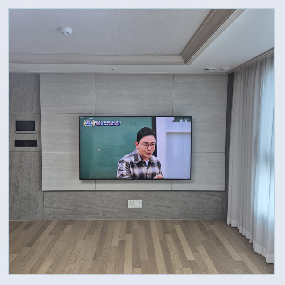 브라켓 자리와 화면 뒤 공간을 점검할 때 활용할 수 있는 현장 참고 사진 — 동작 일반 조건