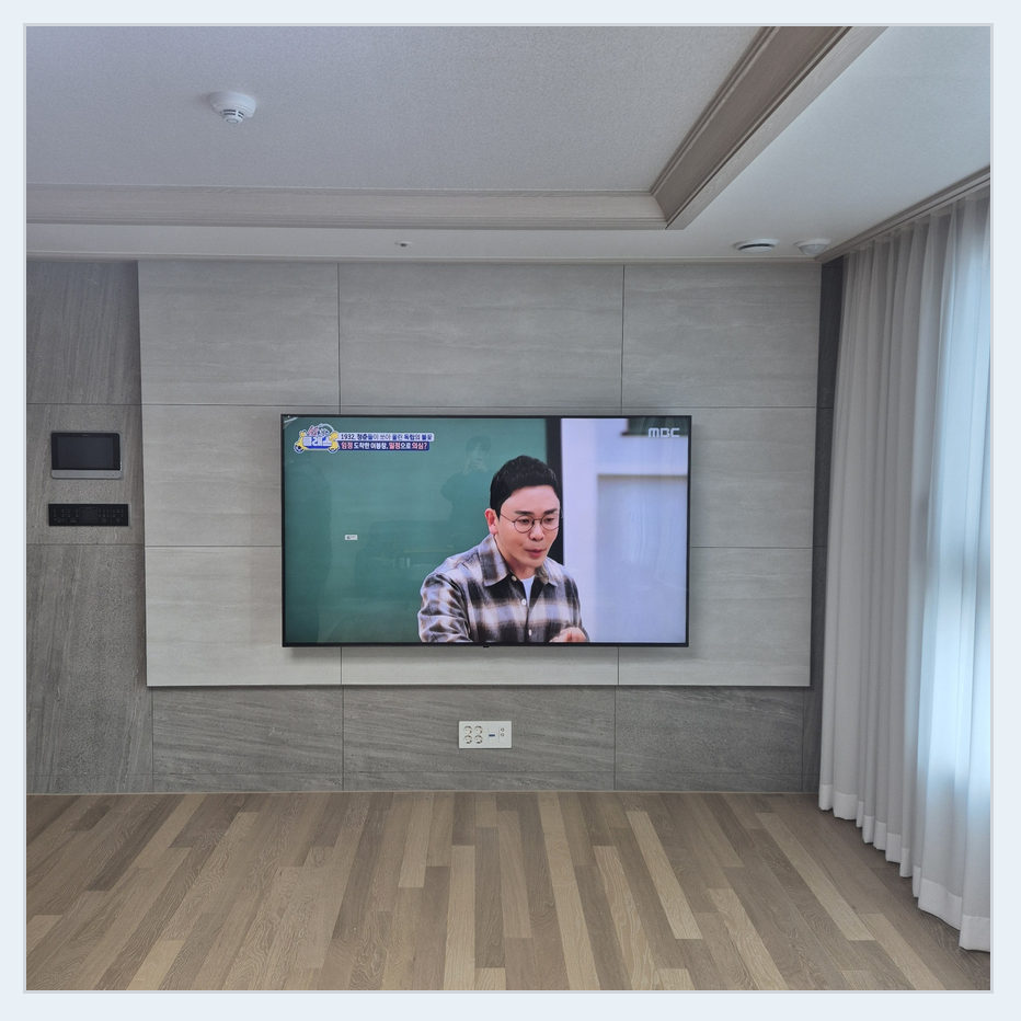 브라켓 자리와 화면 뒤 공간을 점검할 때 활용할 수 있는 현장 참고 사진 — 포천 아트월 조건