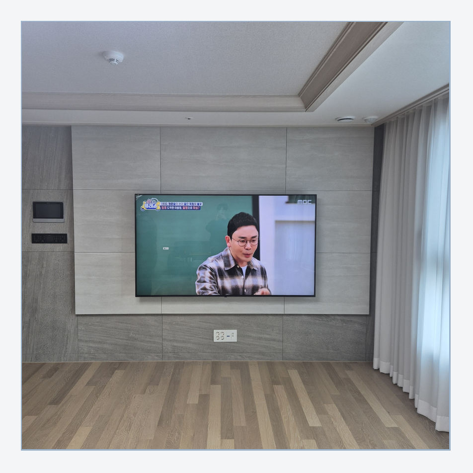 브라켓 자리와 화면 뒤 공간을 점검할 때 활용할 수 있는 현장 참고 사진 — 만안 아트월 조건