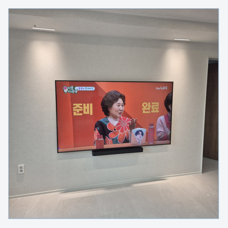 브라켓 자리와 화면 뒤 공간을 점검할 때 활용할 수 있는 현장 참고 사진 — 영종 아트월 조건